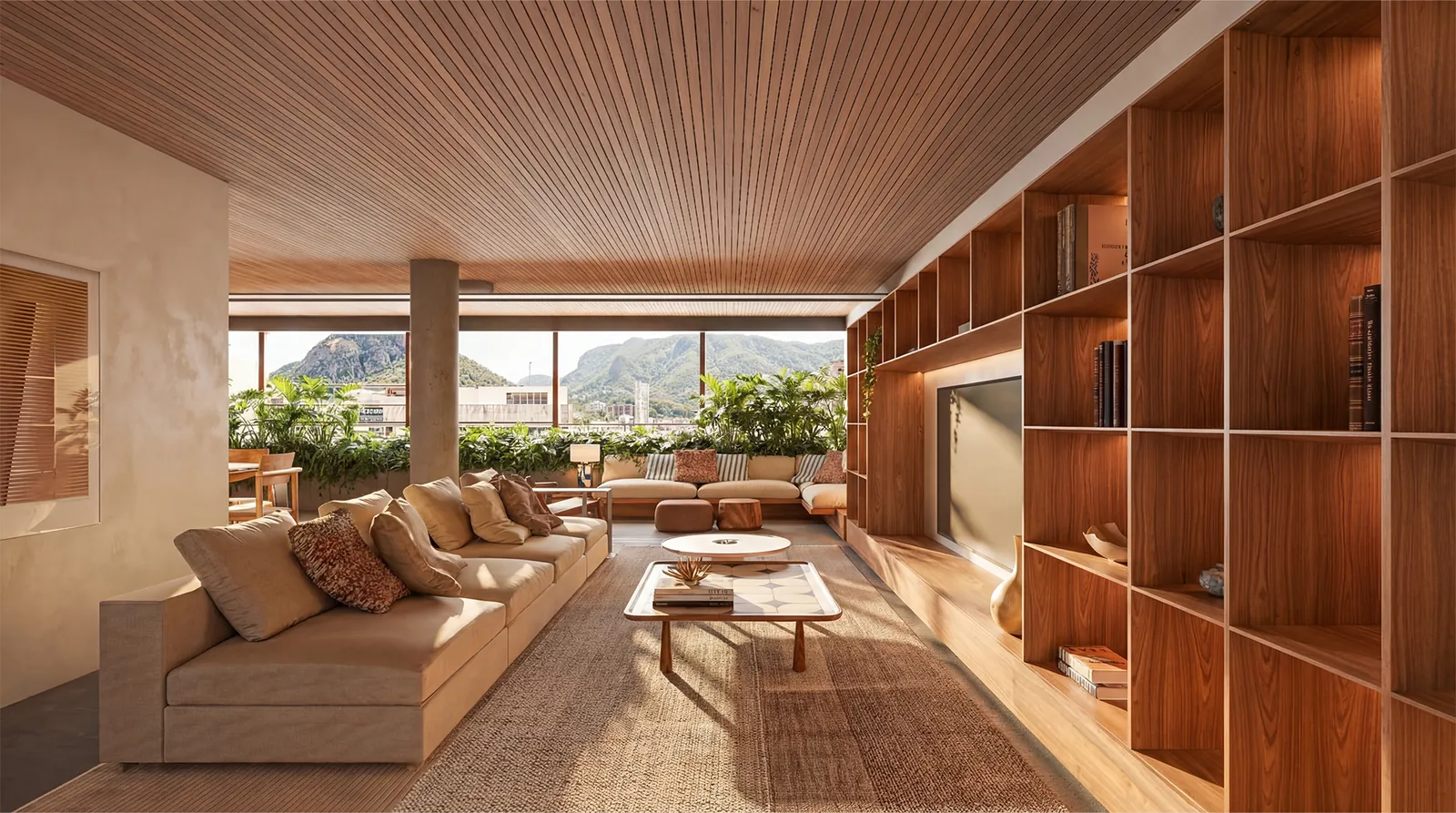 Sala com estante de madeira, sofá baixo e vista para as montanhas