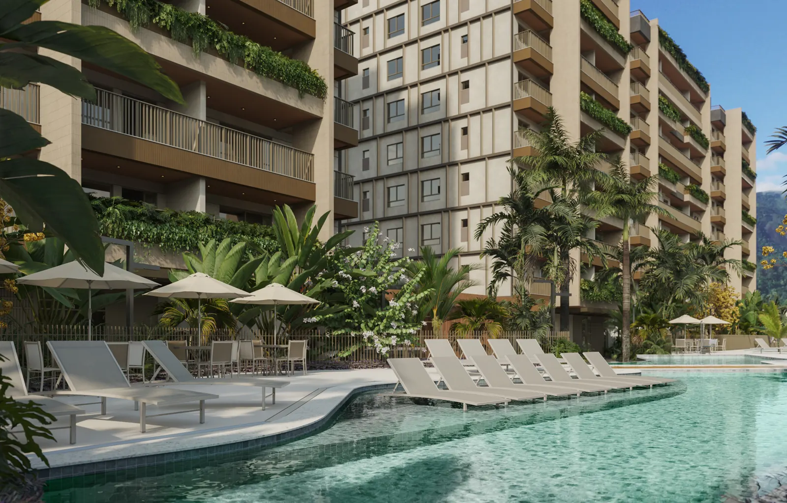 Piscina adulto com deck molhado e espreguiçadeiras, com os blocos ao fundo