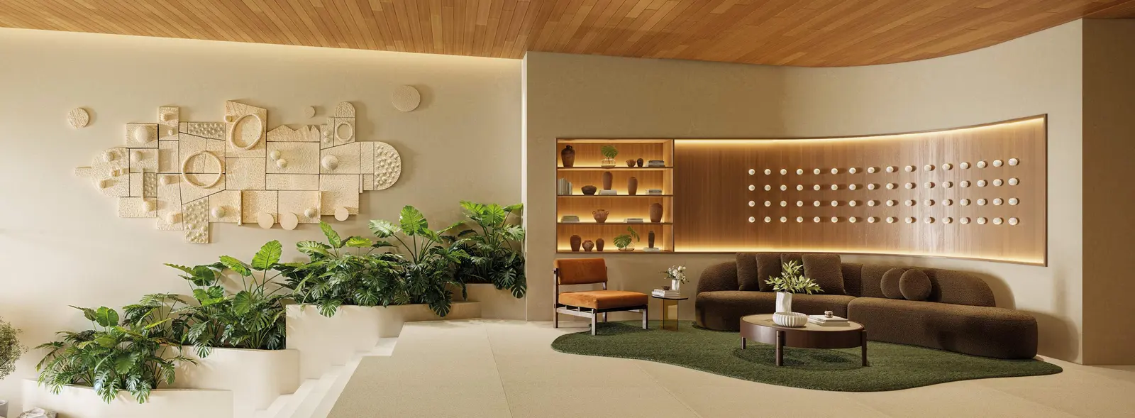 Portaria com painel decorativo, poltronas e jardim interno