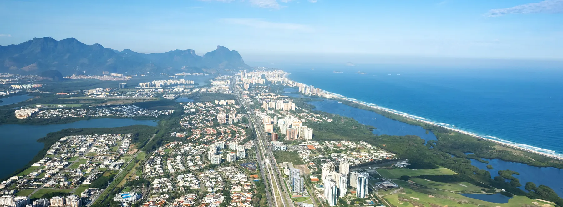 Fotomontagem aérea do Icon Golf com o campo de golfe, a lagoa e o mar
