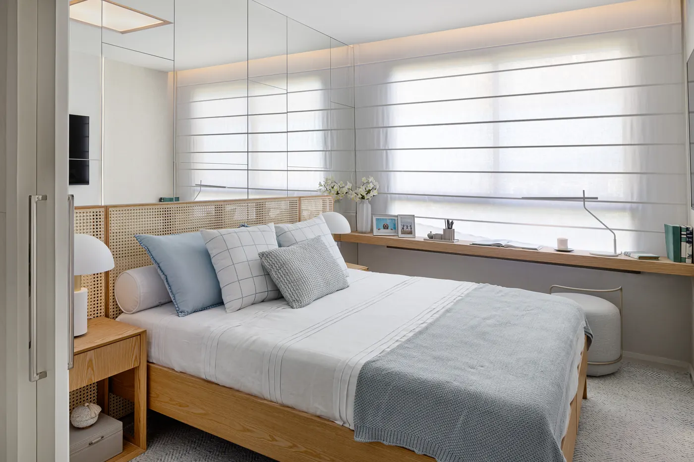 Suíte do decorado de 2 quartos, com cama de casal e persiana clara