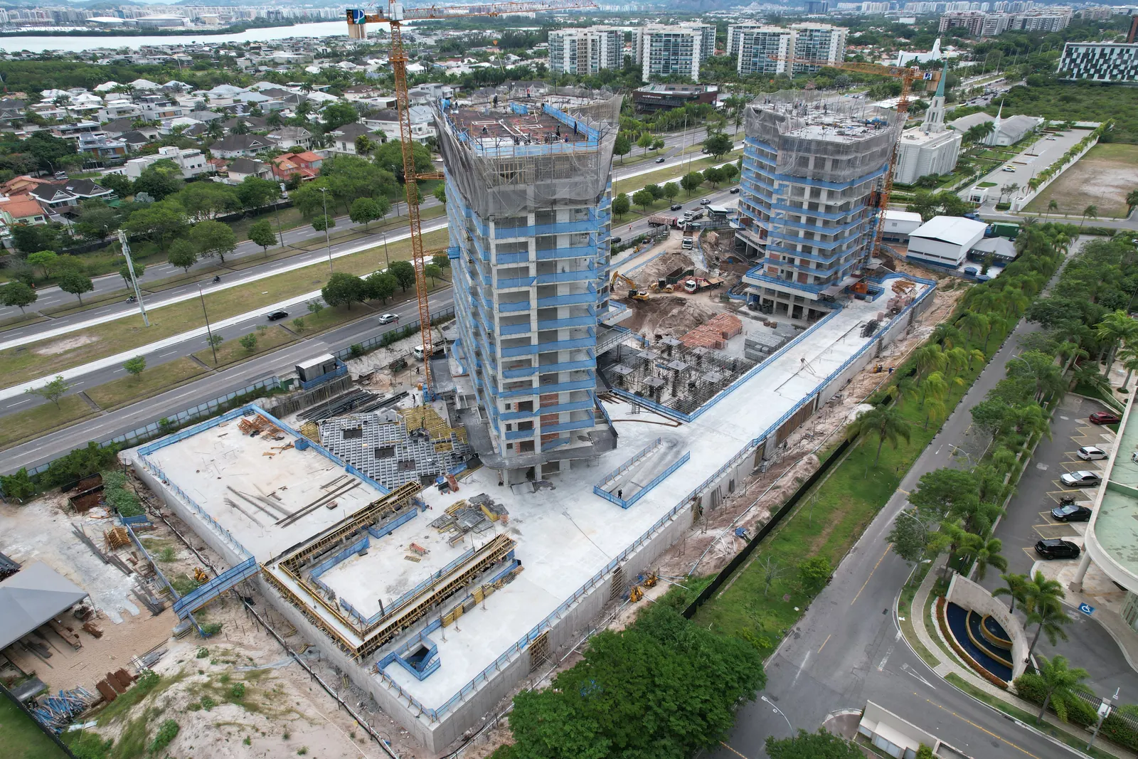 Foto real de drone das duas torres do Icon Golf em obra