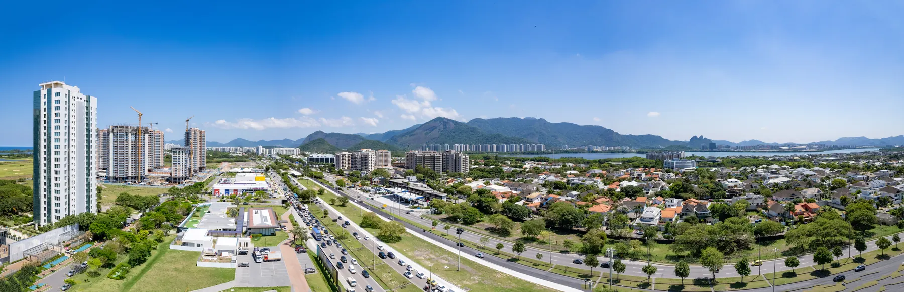 Foto real de drone na altura do 15º ao 17º andar do Icon 1.000, voltada para a Barra e as montanhas