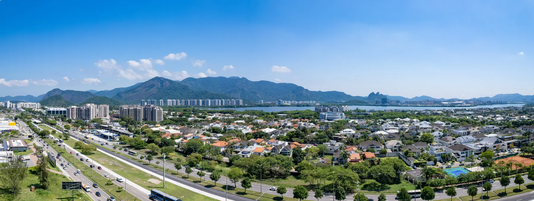 Foto real de drone na altura do 15º ao 17º andar do Icon 2.000, com a Pedra da Gávea e as montanhas