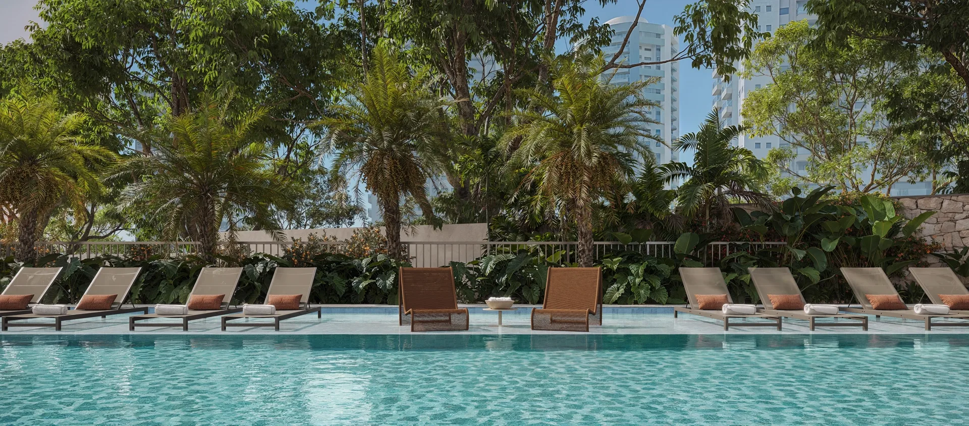 Deck molhado da piscina, com lâmina rasa de água e espreguiçadeiras