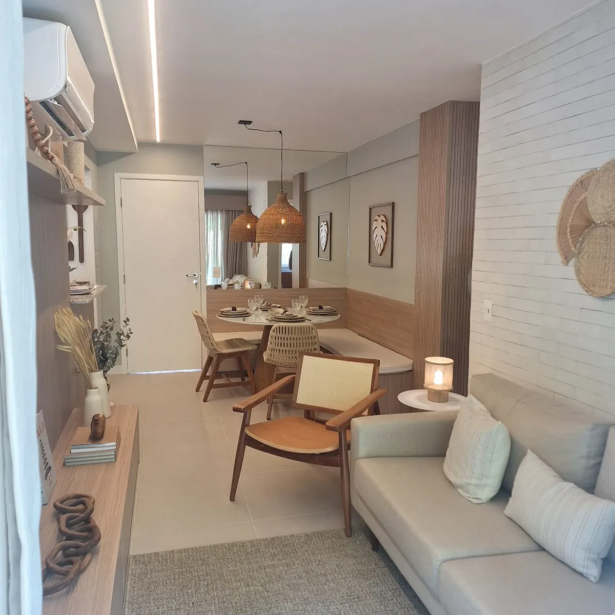 Sala de estar do garden decorado, com sofá claro e poltrona de palha