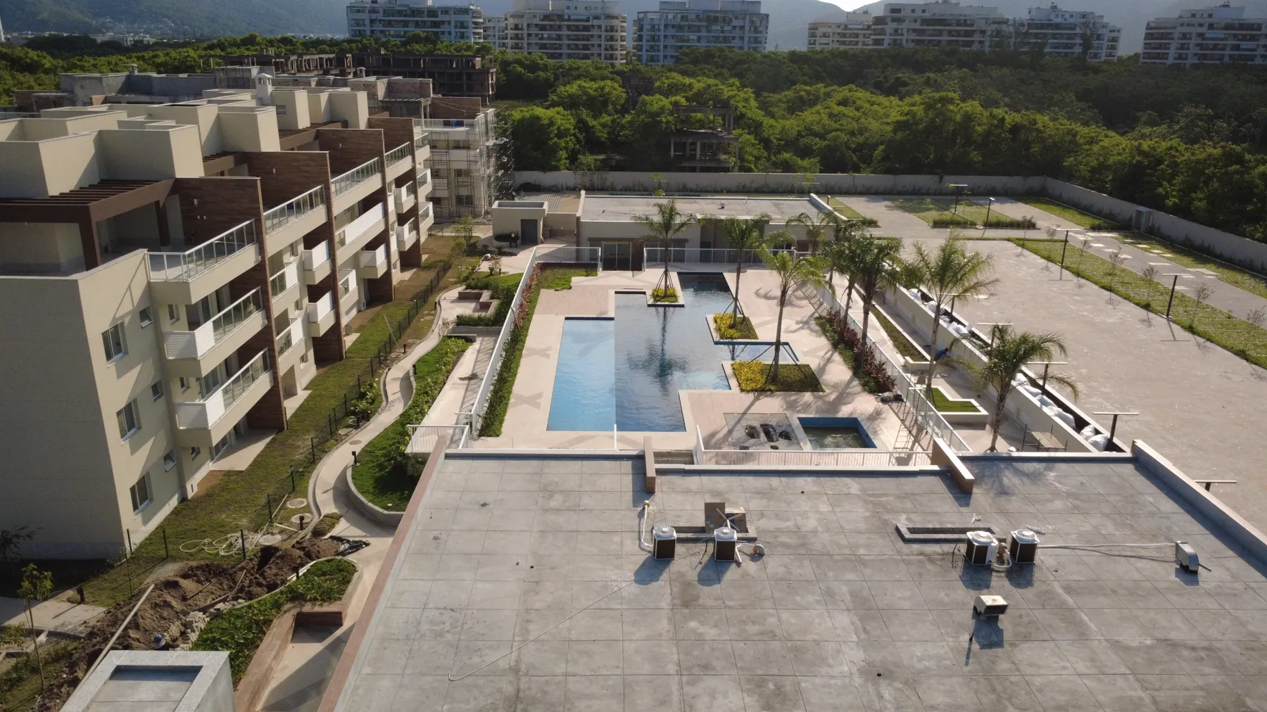 Foto real de drone mostrando os blocos do Palms e o Clube Palms prontos