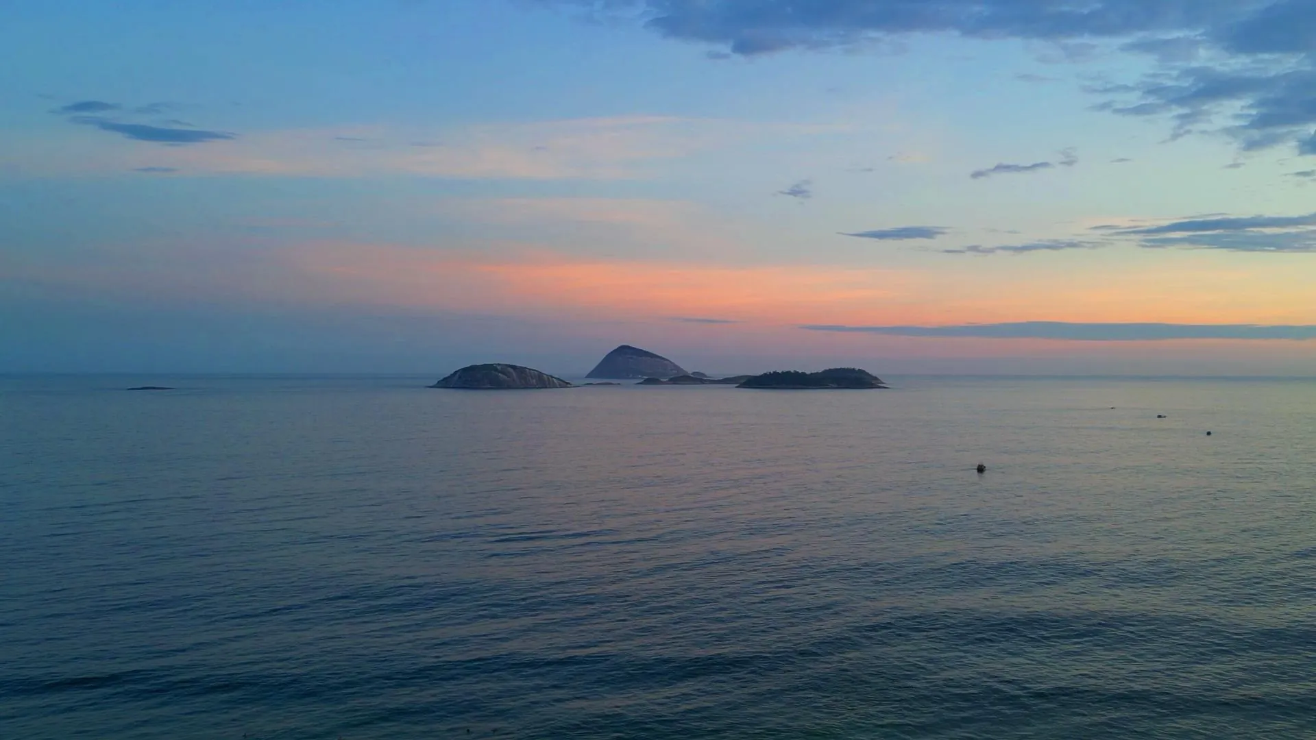 As Ilhas Cagarras ao pôr do sol, com o céu rosado